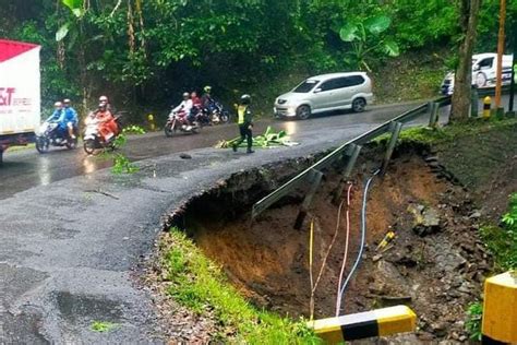 Sistem Buka Tutup Diberlakukan Di Jalur Gumitir Yang Kembali Longsor