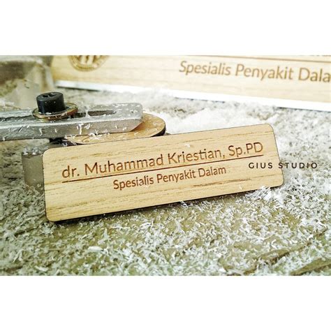 Jual Nametag Magnet Nama Dada Kayu Gravir Unik Dengan Lapisan Akrilik