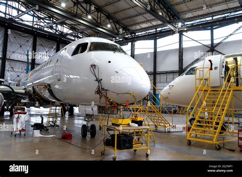 El avión está en el hangar para la reparación técnica y el