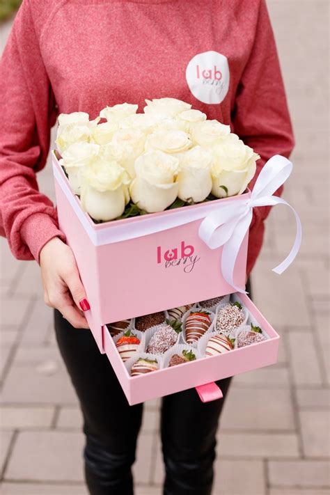 Бокс-шкатулка розы и клубника в шоколаде | Gift box sweets, Food ...