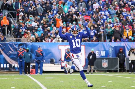 Look Ex Giants Qb Eli Manning Honored With Retirement Bobblehead How