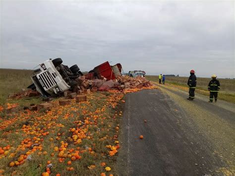 Volcó un camión cargado con frutas en Ruta 51