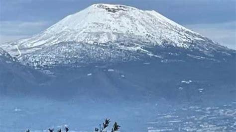 Torna La Neve Sul Vesuvio Temperature In Calo Imola Oggi