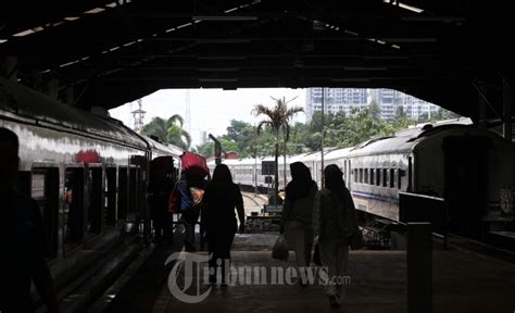 Suasana Penumpang Di Stasiun Ka Bandung Foto Tribunnews