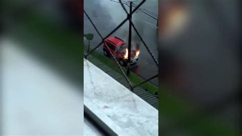 Fiat Uno é parcialmente destruído em incêndio no Bairro Coqueiral