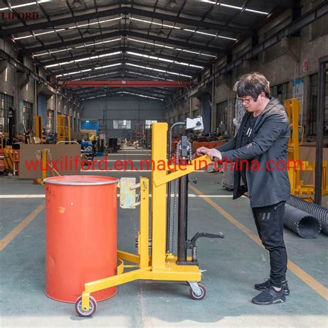 China Factory 450kg Hydraulic Drum Carrier Manual Drum Lifter Stacker