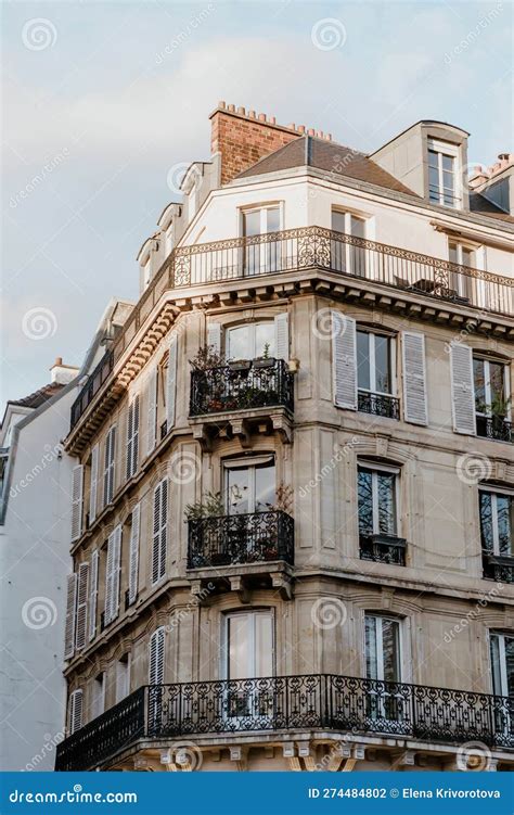 Exterior De Un Antiguo Edificio Residencial De Color Beige Con Ventanas