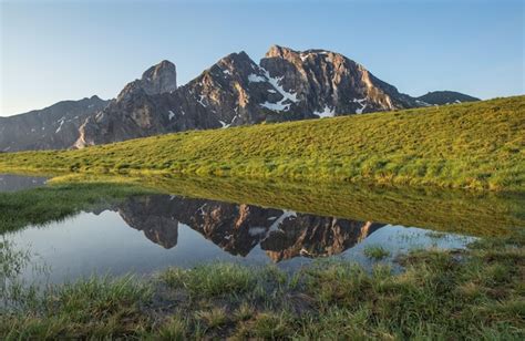 Premium Photo | Alpine lake and reflection of the mountain in it ...