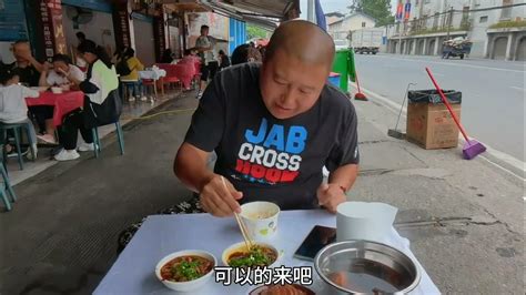 环境嘈杂的路边摊，20元一份的江油肥肠，好吃到3点半了还需等位 Youtube