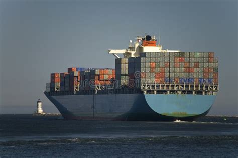 Le Navire Porte Conteneurs De Cargaison Part Du Port Photo Stock