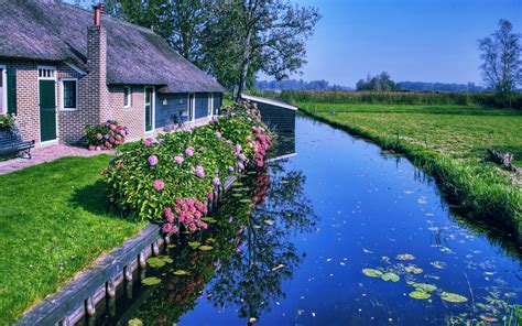 Giethoorn The Fairytale Village With No Roads That You Wish You Never