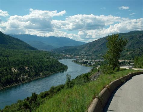 O Rio Columbia Fuga Bc Canadá Imagem De Stock Imagem De Cidade