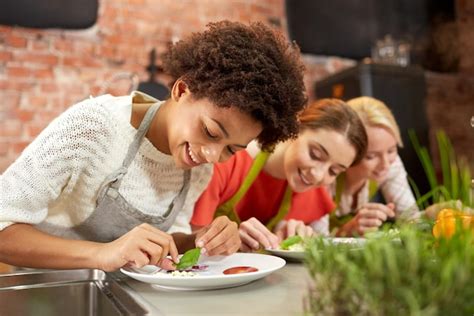 Aula De Culin Ria Amizade Comida E Conceito De Pessoas Mulheres