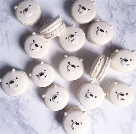 There Are Many White Teddy Bears Made Out Of Cookies And Macaroons On