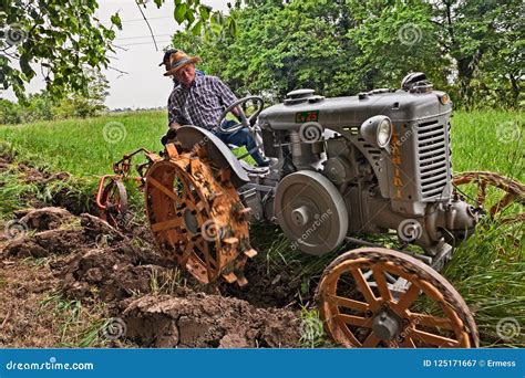 Arado Con Un Tractor Viejo Landini Fotografía editorial Imagen de