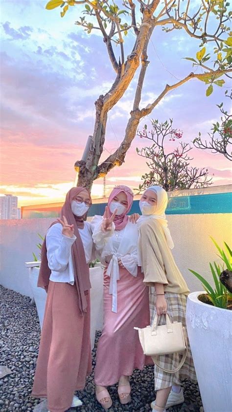 Pin By Aninda Triastuti On Foto Teman Pink Hijab Friend Poses