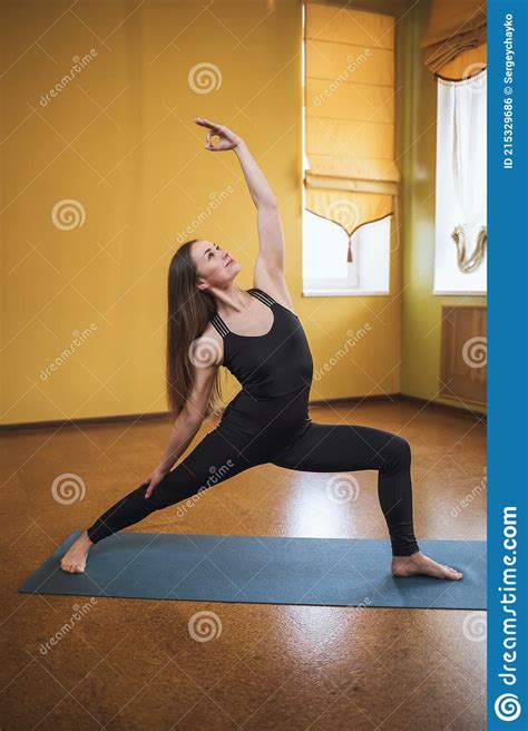 Atractiva Mujer En Ropa Deportiva Negra Practicando Yoga Realiza