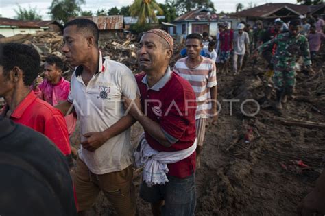 EVAKUASI KORBAN BANJIR BANDANG DI ADONARA FLORES TIMUR ANTARA Foto