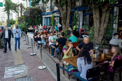 P Blico Retorna A Bares E Restaurantes Mas Faturamento Baixo Veja