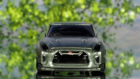 Машинка Базова Hot Wheels Nissan GT R R Nightburnerz DVC Grey купити в інтернет