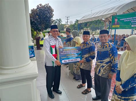 Bupati Aceh Selatan Menyerahkan Reward Kepada Kafilah Yang Berprestasi