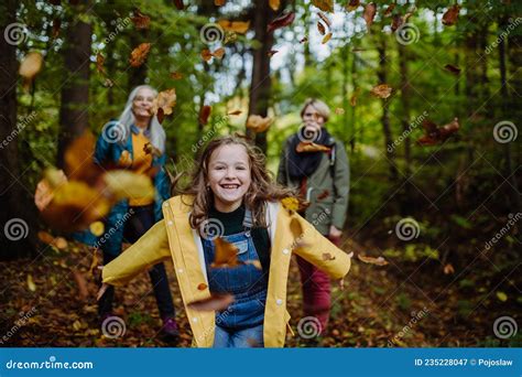 Gl Ckliches Kleines M Dchen Das Im Herbst Beim Spaziergang Mit Mutter