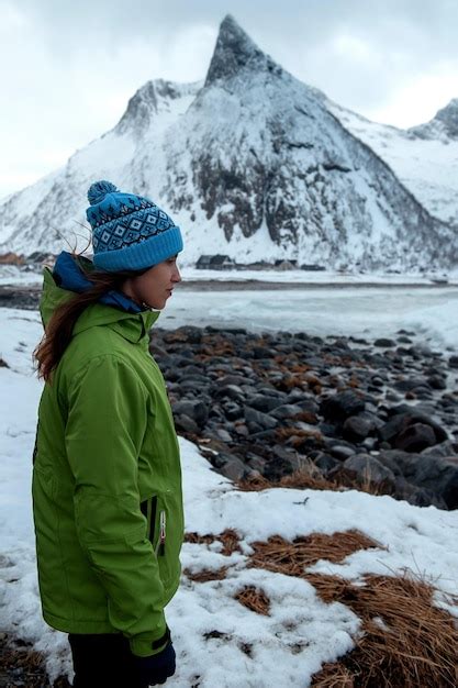 Lofoten Eilanden Senja Regio Noorwegen Winter Jong Meisje In Groen