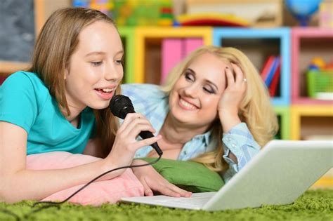 Madre E Hija Cantando Karaoke Foto Premium