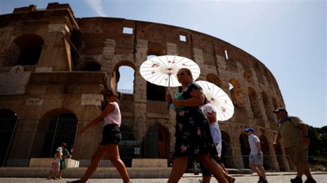 M S De Grados En El Coliseo Y La Plaza De San Pedro Con Roma En