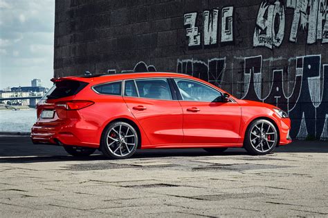 The Ford Focus St Wagon Is A Hot Hatch With Even More Practicality Cnet