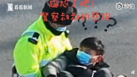 尴尬了！男子翻护栏被卡获交警“公主抱”，网友：是谁送你来到我身边？ 北晚新视觉