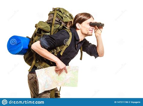 Backpacker Del Hombre Con El Mapa Que Mira A Trav S De Los Prism Ticos