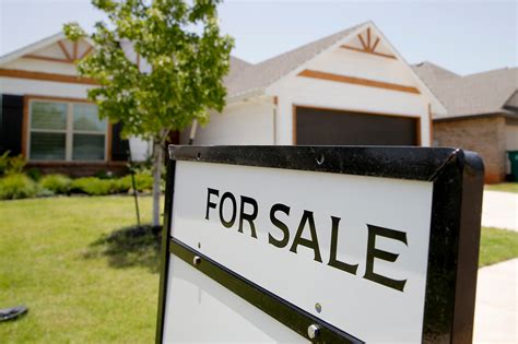 Employees debate bank manager wage caps at the annual meeting 4