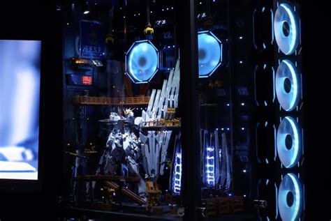 Modder Spends 30 000 Building Incredible Gundam PC Case With Liquid