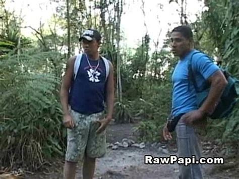 Latin papi empezó a masturbarse la polla en el bosque XVIDEOS