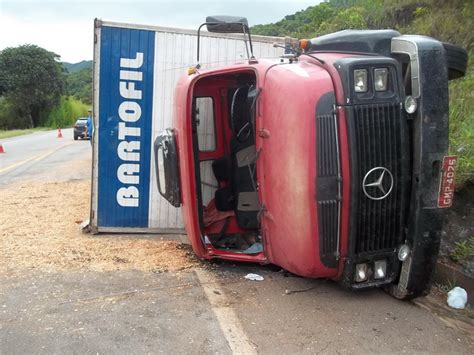 Caminhão carregado capota em reta da BR 356 Notícia em Trânsito