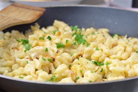 Sp Tzle Mit Zwiebel Und K Se Rezept