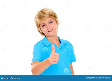 Glimlachende Blonde Jongen Met Omhoog Duim Stock Foto Image Of Jongen Kinderjaren