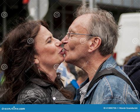 Pares Mayores No Identificados Que Se Besan Durante Desfile De Orgullo Gay Foto Editorial