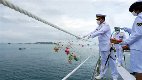 Kenang Pertempuran Heroik Di Laut Arafura TNI AL Tabur Bunga Dari KRI