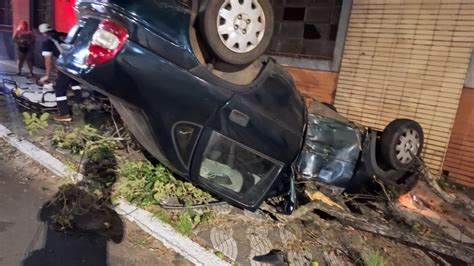 Carro Capota Na Avenida Brasil