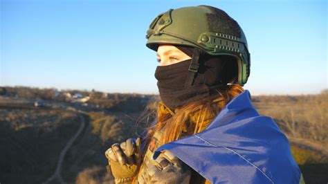 Perfil de mujer soldado del ejército ucraniano se encuentra con la