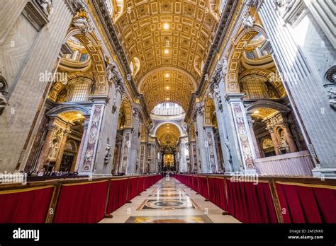 Magnífico interior de la Basílica Papal de San Pedro, la Basílica de ...