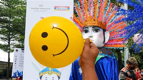 Lucu Ondel Ondel Betawi Tiup Balon Warna Warni Nangis Balon Nya Pecah