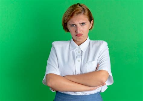 Jeune fille russe blonde bouleversée croise les bras en regardant la