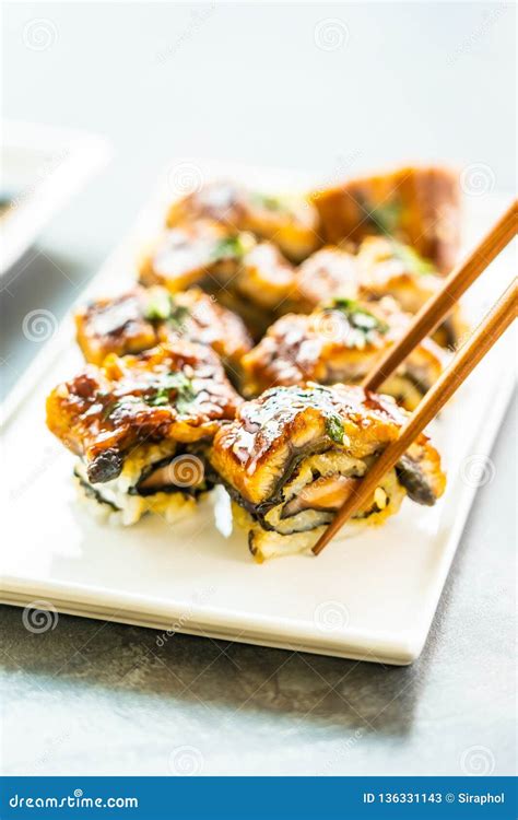 Gegrillte Aal Oder Unagi Fischsushi Maki Rolle Mit Süßer Soße