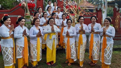 Tari Rejang Taksu Bhuana Oleh Ibu Ibu Whdi Gunungsari Lobar Youtube