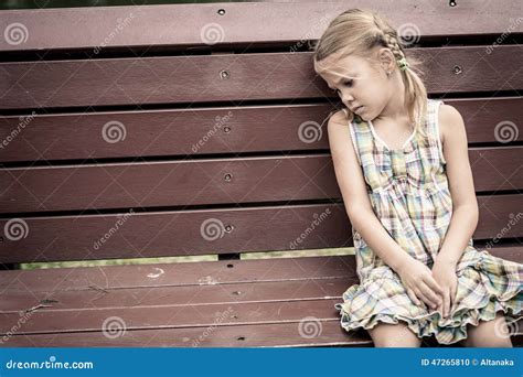 Petite Fille Triste S Asseyant Sur Le Banc En Parc Photo Stock Image