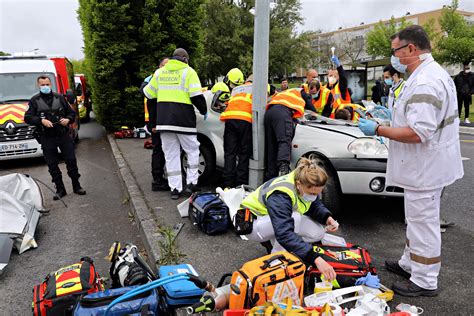 Blois Une Voiture Percute Un Poteau Deux Bless S Graves