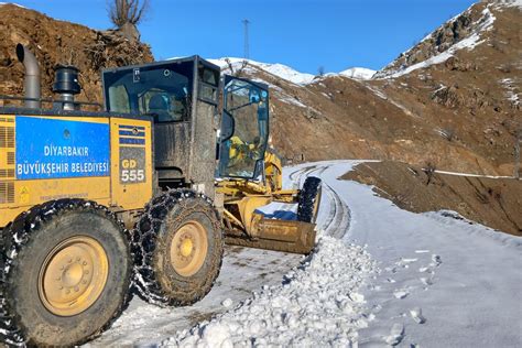 Diyarbakırda kardan kapanan 5 mahallenin yolu açıldı